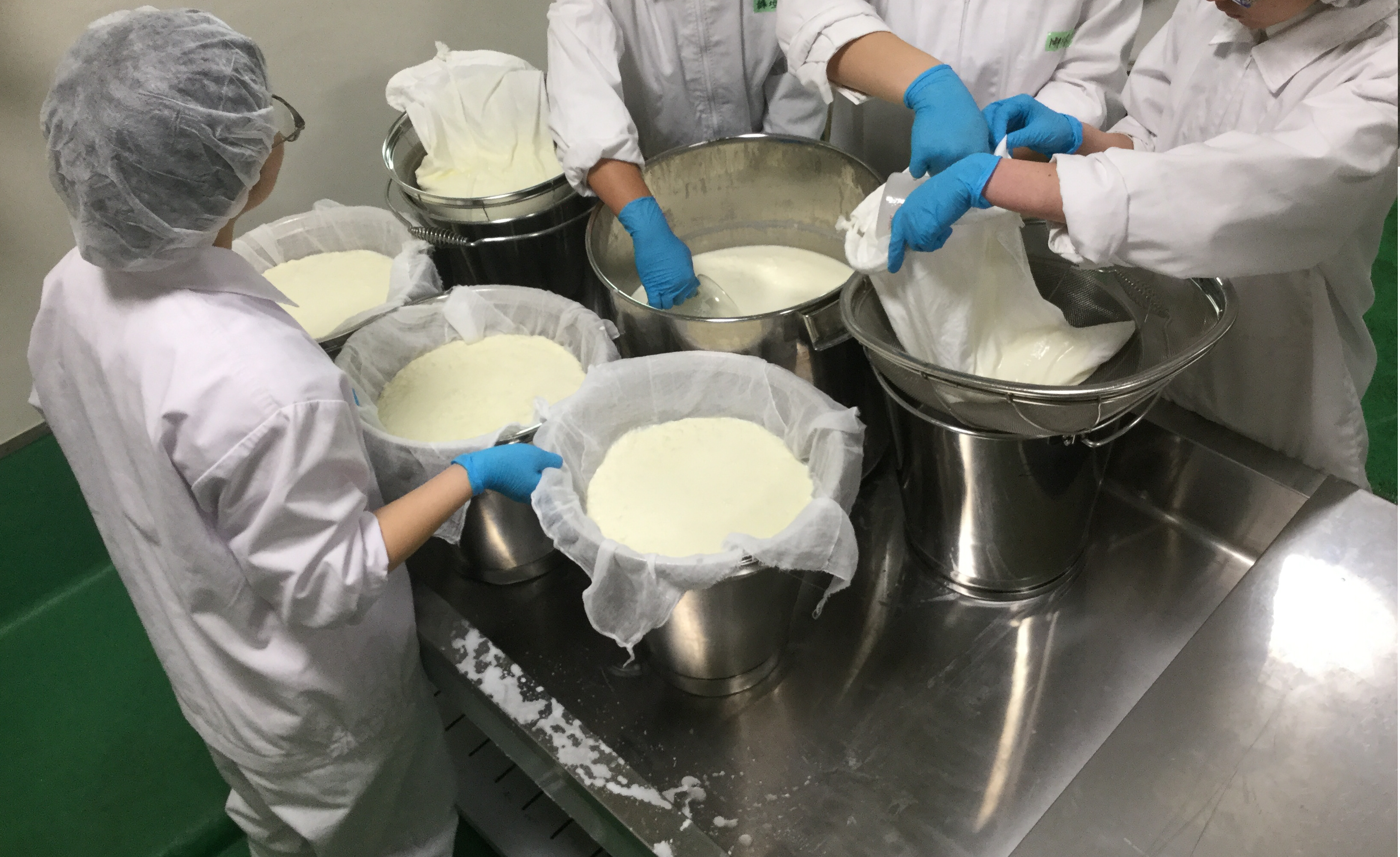燻製BALPALの工房でのクリームチーズ製造