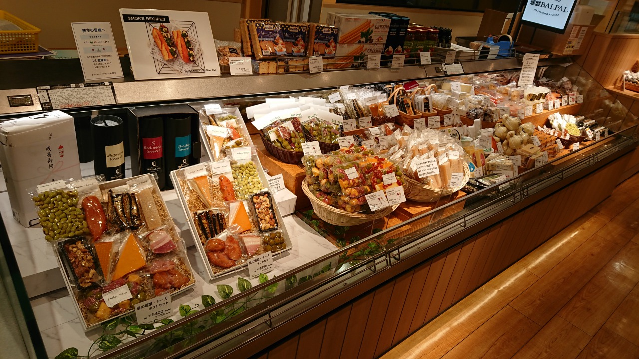 色んな燻製やチーズがたくさん！燻製BALPAL宝塚阪急店の売場の画像