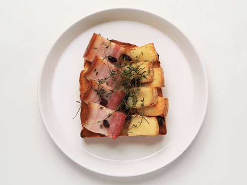 燻製食材を使った「おつまみトースト」の画像